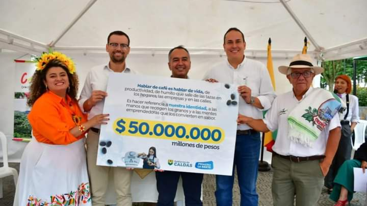 Esta imagen tiene fecha de publicación del 11 de octubre. En ella se ve a la secretaria Juanita Espeleta y al gobernador Luis Carlos Velásquez (segundo de izq. a der.) en una visita a Chinchiná con Andrés Fernando Chaparro Echeverry (cuarto).