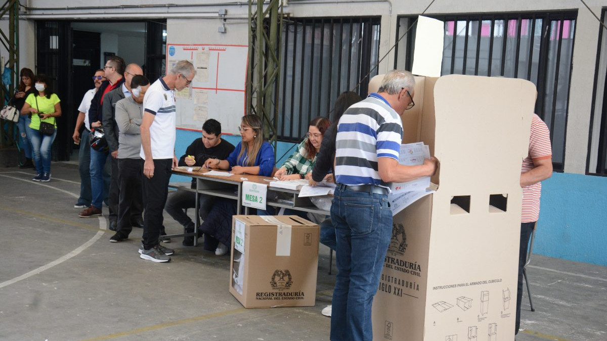 El puesto de votación del barrio San Jorge en Manizales este domingo. 