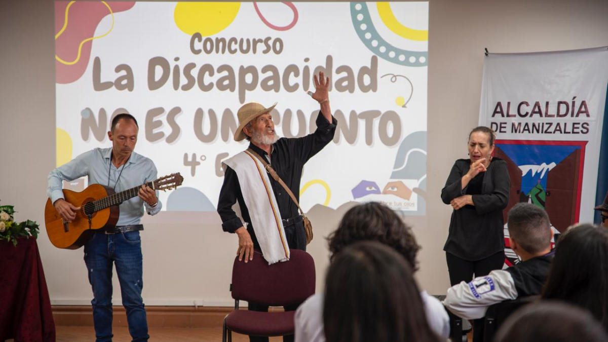 Durante la presentación algunos participantes de ediciones anteriores realizaron declamaciones de sus escritos.