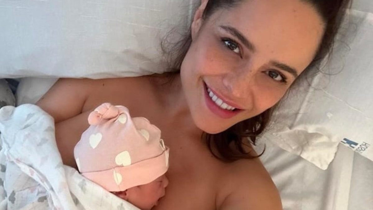 La actriz Ana Lucía Domínguez se tomó una selfie con la pequeña, tras el trabajo de parto.