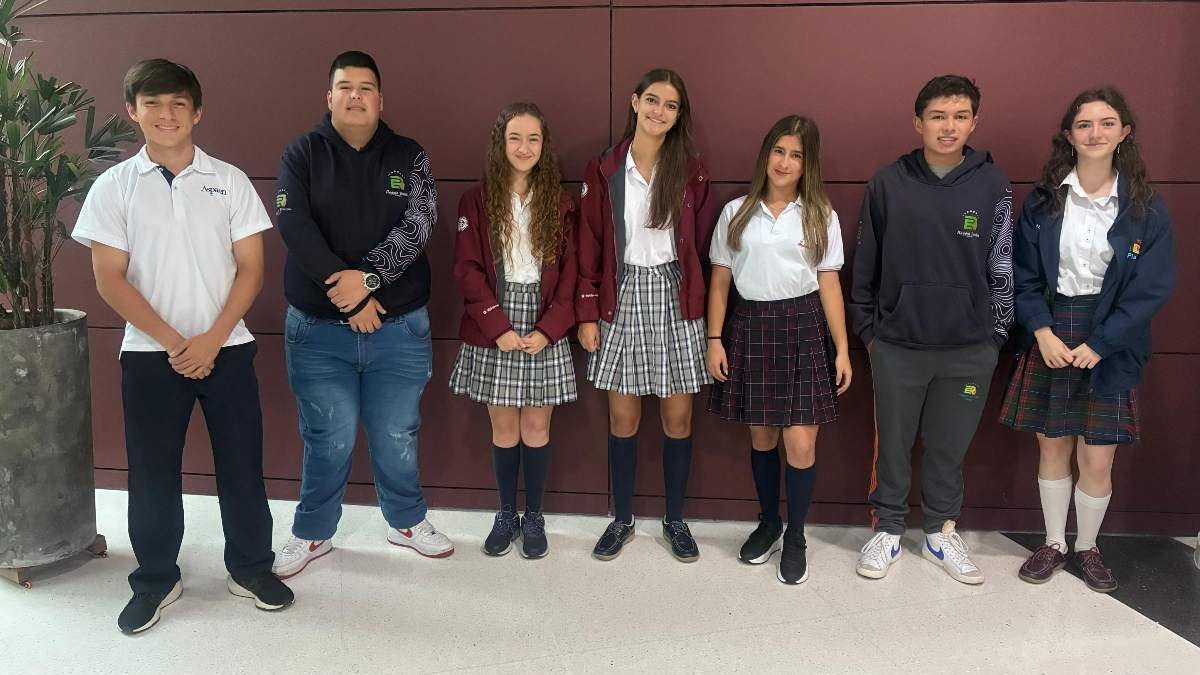 Sofía López Mejía, Isabella Coronado, Nicoll Ceballos Cardona, Jerónino Henao Caro y Mariana Ramírez Cardona, becados en la Universidad Autónoma de Manizales.