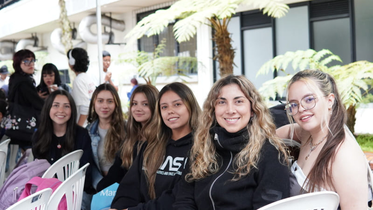 Más de 400 estudiantes, graduados, profesores y colaboradores participaron en actividades, rifas y espectáculos que fortalecieron el sentido de comunidad. 