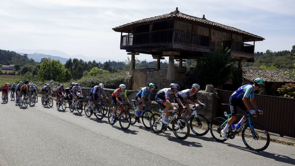 El pelotón durante la decimocuarta etapa de la Vuelta ciclista a España que se disputa este sábado sobre 135,9 kilómetros