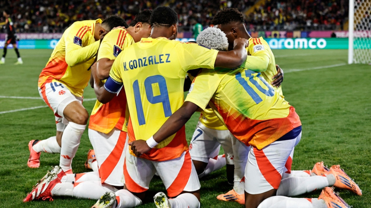 Jugadores de Colombia celebran un gol este lunes, en un partido de la Copa Mundial Sub-20 entre Colombia y Arabia Saudita en el estadio Fiscal de Talca, en Talca (Chile).
