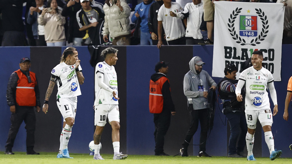  Dayro Moreno (i) de Once Caldas celebra un gol este miércoles, en un partido por los cuartos de final de la Copa Sudamericana entre Independiente del Valle y Once Caldas en el estadio Banco Guayaquil en Quito (Ecuador).