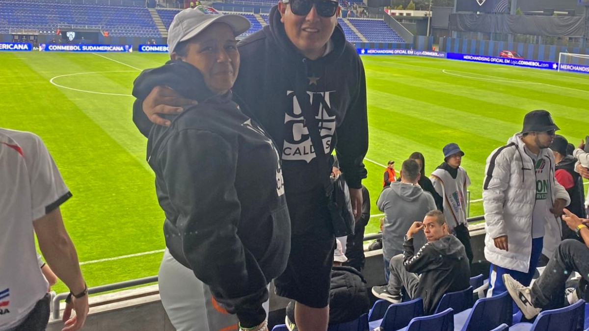 Gloria Inés Osorio y Brayan Restrepo, madre e hijo, en el estadio Banco Guayaquil, de Quito (Ecuador), viendo al Once Caldas jugar. Cumplieron un sueño.