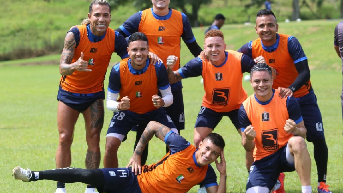 Dayro Moreno, Juan Camilo García, Dayro Moreno, Mateo Zuleta, Kevin Tamayo, Iván Rojas, Jefry Zapata y Juan Felipe Castaño posan para la foto. El Once Caldas jugará hoy, en Quito, el primero de los dos partidos por los cuartos de final de la Copa Sudamericana.