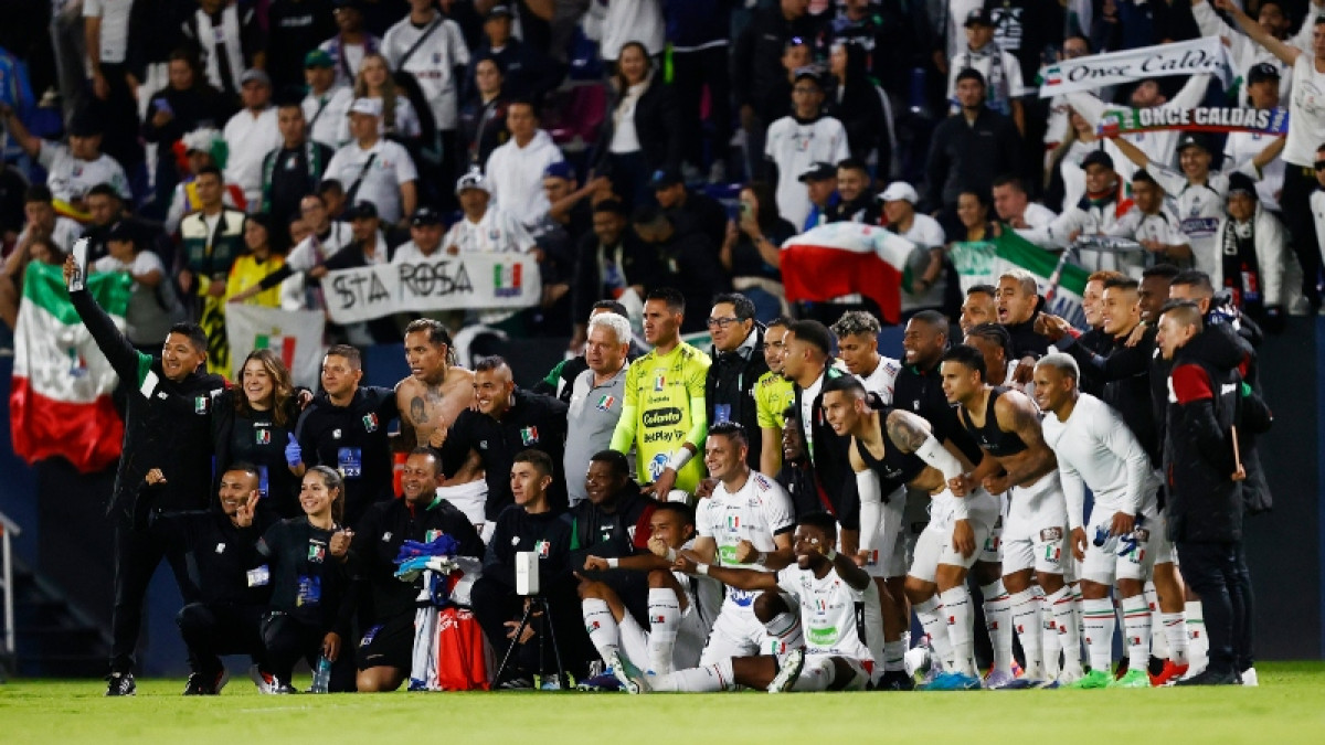 El Once Caldas, con sus aficionados atrás, posa para la foto del recuerdo en la cancha del estadio Banco Guayaquil, de Quito (Ecuador), en donde le ganó 0-2 a Independiente del Valle.