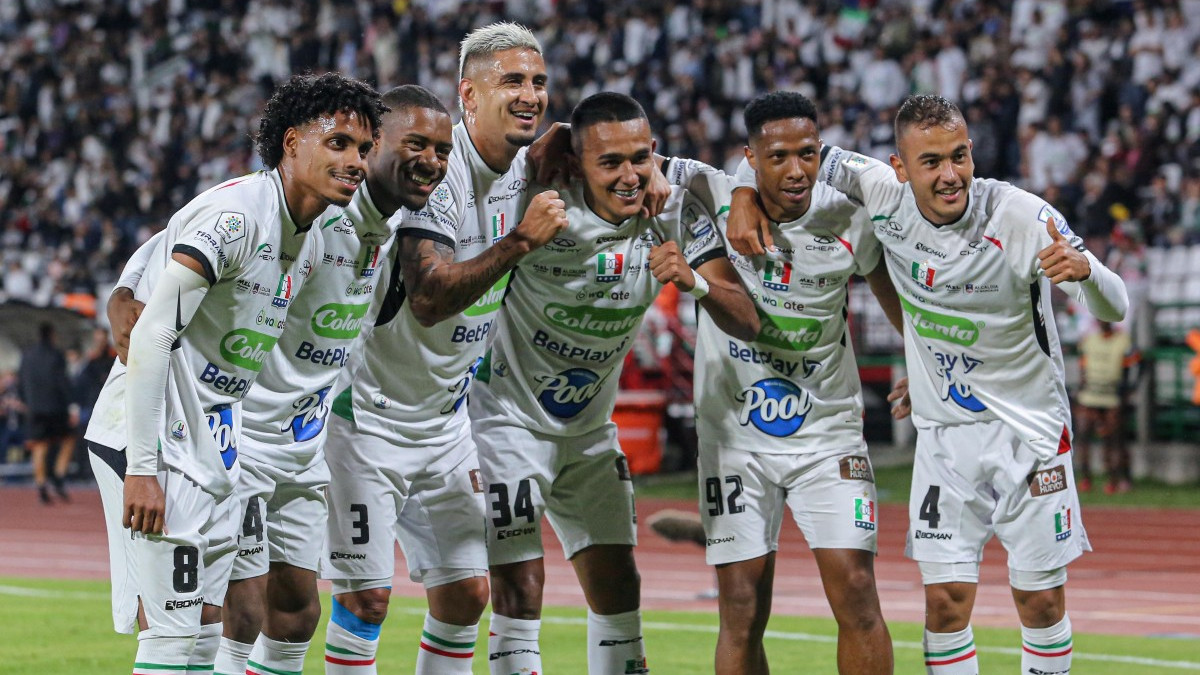 Con un gol de Jorge Cardona (centro), el Once Caldas venció a Envigado y se acerca al lote de los ocho mejores de la Liga. Este miércoles jugará en Ecuador contra Independiente del Valle por la Copa Sudamericana.