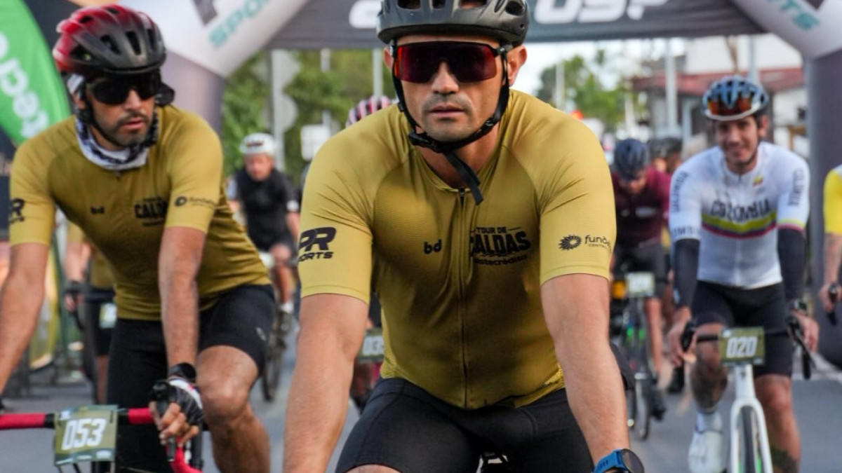 Los ciclistas del Tour Caldas 2025 partieron de un costado de Bellas Artes en Manizales.