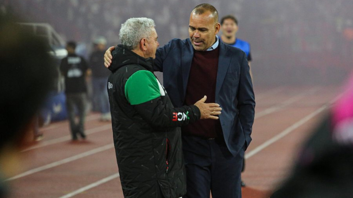 Los técnicos Hernán Darío 'El Arriero' Herrera, del Once Caldas, y Rafael Dudamel, del Deportivo Pereira este viernes en el estadio Palogrande.