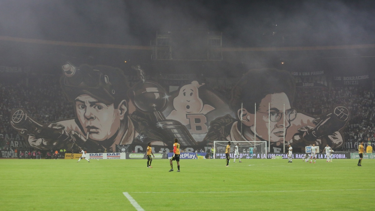 Con este tifo la barra Holocausto Norte le recordó el fantasma del descenso al Deportivo Pereira.
