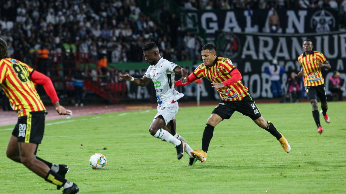  Juan David Cuesta, del Once Caldas, disputa el balón.