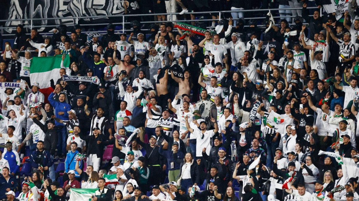 Aficionados de Once Caldas celebran este miércoles, al finalizar un partido por los cuartos de final de la Copa Sudamericana entre Independiente del Valle y Once Caldas en el estadio Banco Guayaquil en Quito (Ecuador).