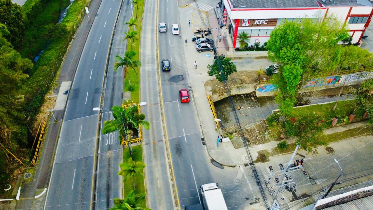 El alcalde encargado aclaró que la avenida Simón Bolívar es una vía nacional bajo la administración de Invías, por lo que la intervención se está desarrollando de manera conjunta