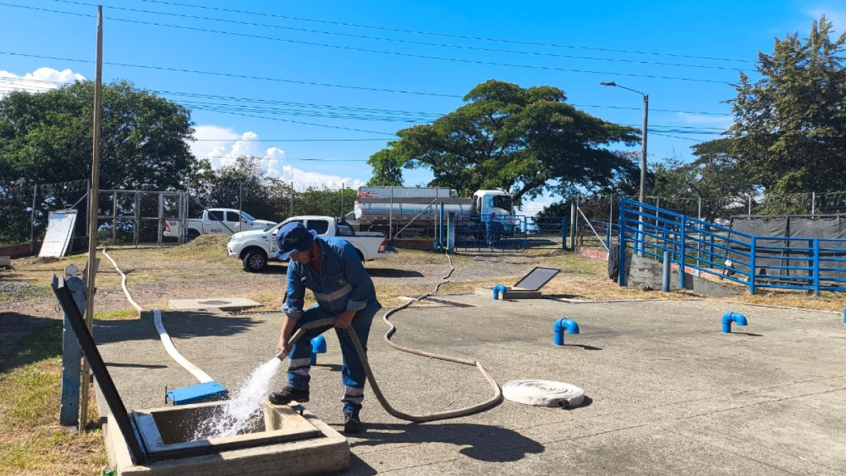 En la parte alta del corregimiento, la solución fue novedosa, transportan el agua hasta los tanques y la suministran por los acueductos 