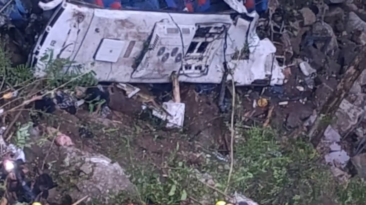 A este abismo cayó el bus accidentado. Murieron 17 personas, el conductor más 16 estudiantes del Liceo Antioqueño de Bello que regresaban de la excursión de grado 11.