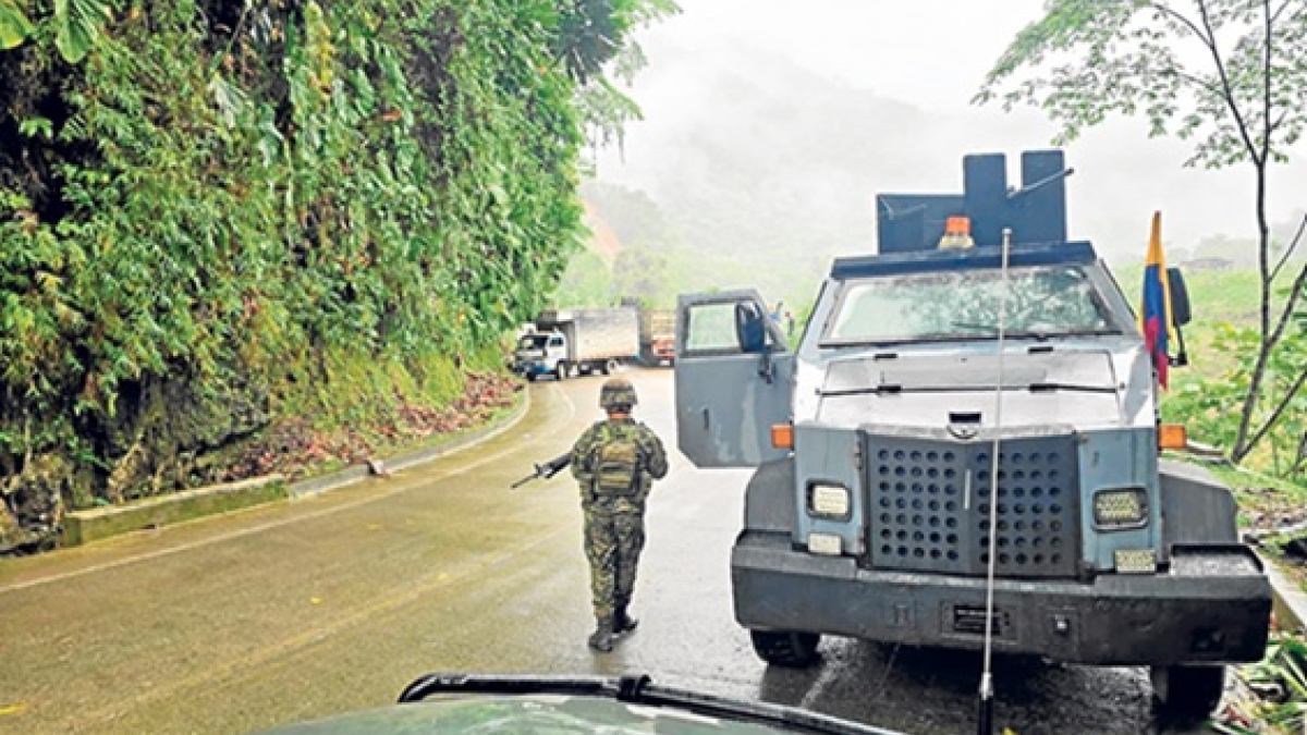 Foto | @Ejercito_Div7 | LA PATRIA El Ejército Nacional logró restablecer ayer el flujo vehicular en la vía Tadó–Pereira, luego de que presuntos integrantes del Eln retuvieran y atravesaran un vehículo tipo furgón para obstaculizar la movilidad.