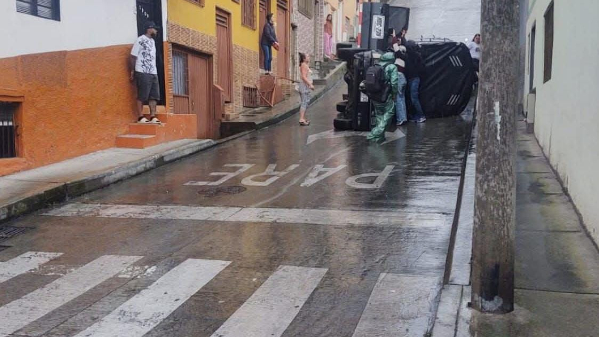 Una camioneta volcada y varias inundaciones es el saldo del aguacero registrado este martes en diferentes zonas de Manizales.