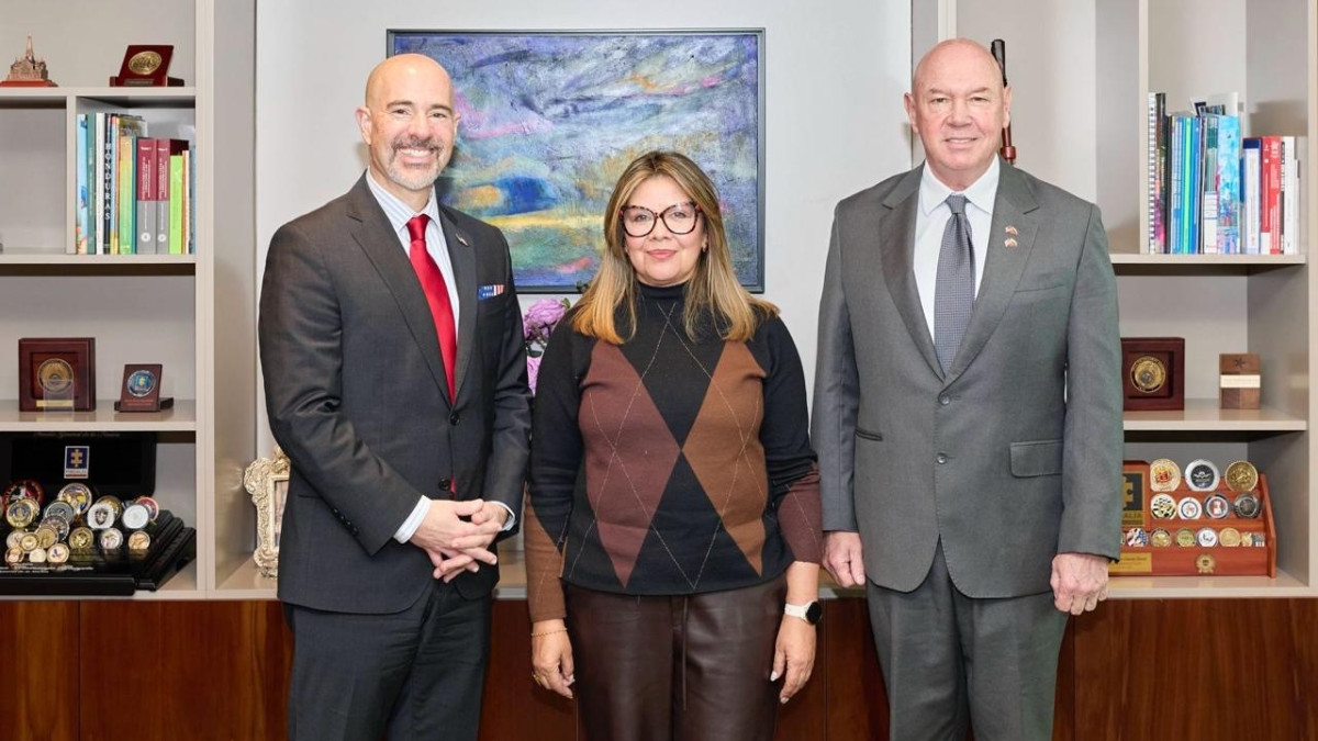 Terrence Cole (i), director de la DEA, reunido en Bogotá la fiscal General de Colombia, Luz Adriana Camargo, y el embajador de Estados Unidos en Colombia, John McNamara.