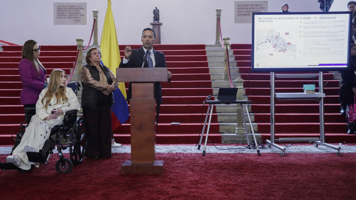 El ministro de Defensa de Colombia, Pedro Sánchez (c), habla durante una rueda de prensa este martes, en Bogotá (Colombia). El Gobierno de Colombia propuso al de Ecuador reunirse el miércoles en Panamá