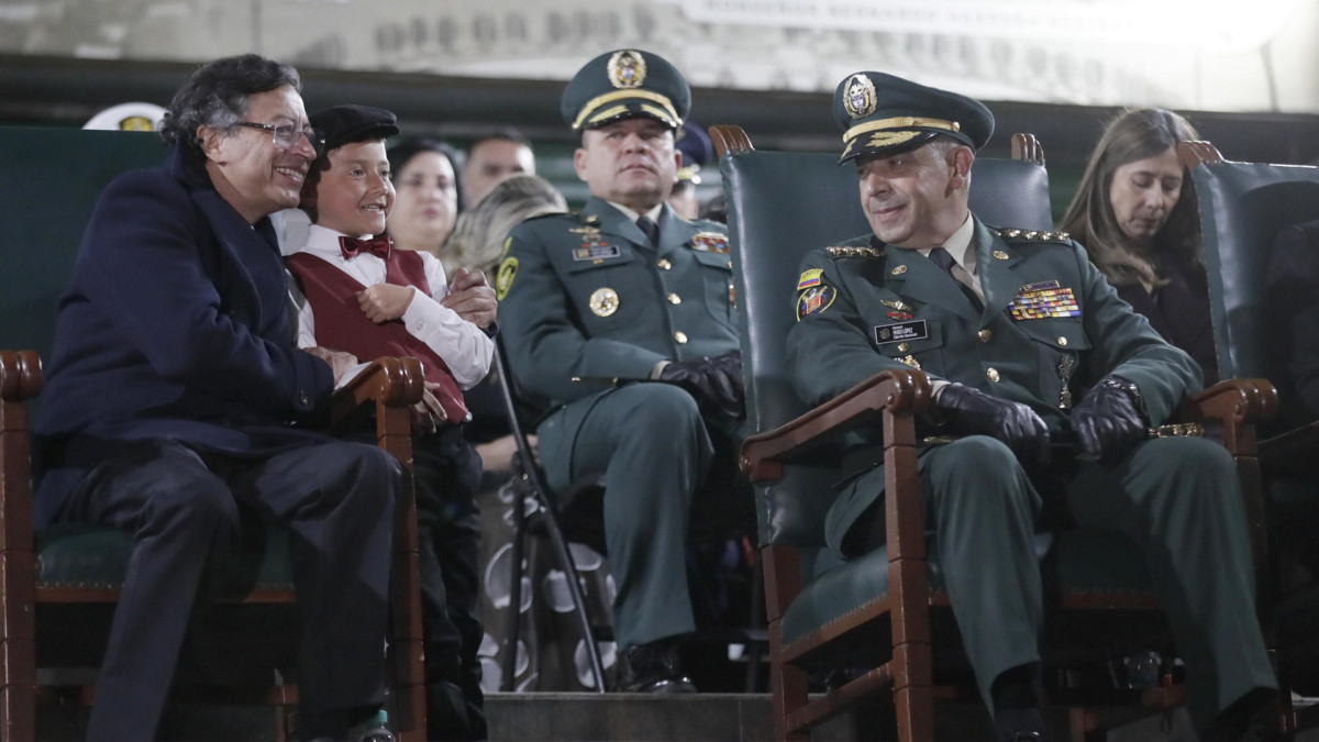 El presidente de Colombia, Gustavo Petro (i), habla junto al general Hugo Alejandro López.
