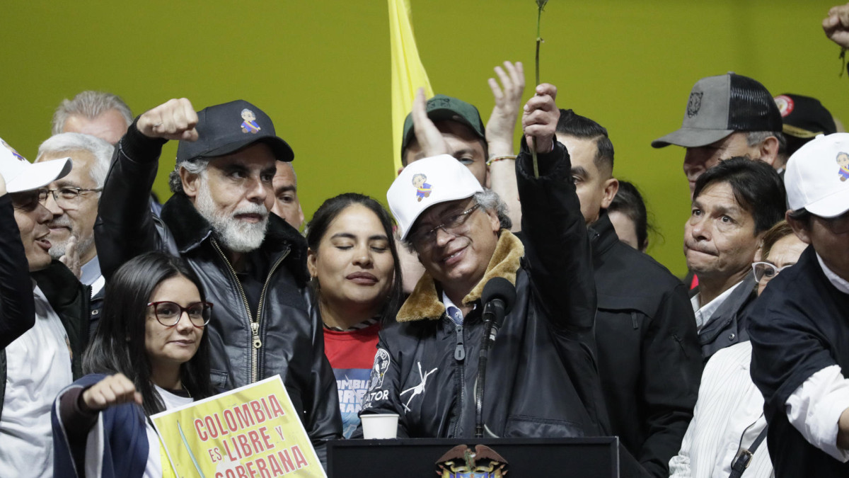El presidente de Colombia, Gustavo Petro, sostiene una flor luego de pronunciar un discurso este miércoles, en la Plaza de Bolívar en Bogotá (Colombia).