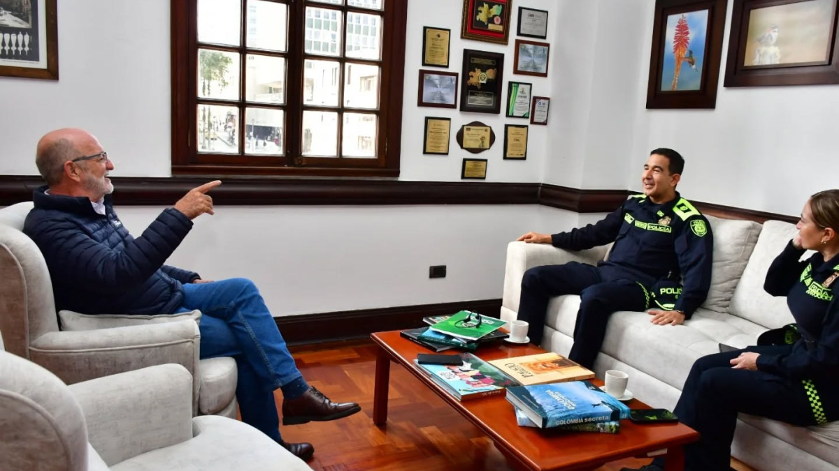"Dimos la bienvenida al coronel Durán Santos y conversamos sobre los retos que vienen en materia de seguridad para nuestro departamento", dijo el Gobernador.