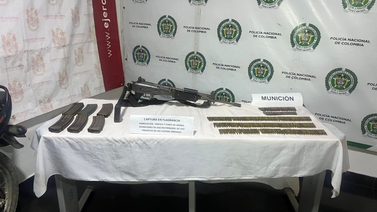 En el procedimiento incautaron un fusil Galil calibre 5.56, seis proveedores, 286 cartuchos calibre 5.56, 40 cartuchos calibre 7.62 y el vehículo en el que se desplazaba.