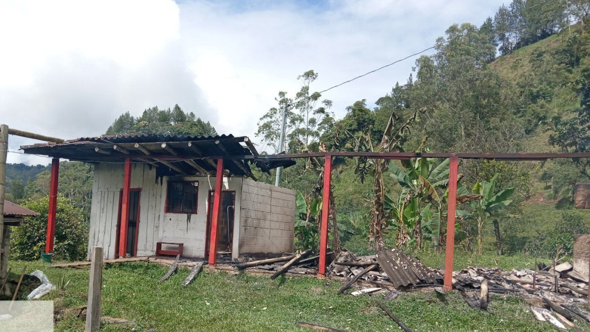 La Brigada de Emergencia de Arboleda atendió un incendio que consumió una vivienda en una vereda del Oriente de Caldas.