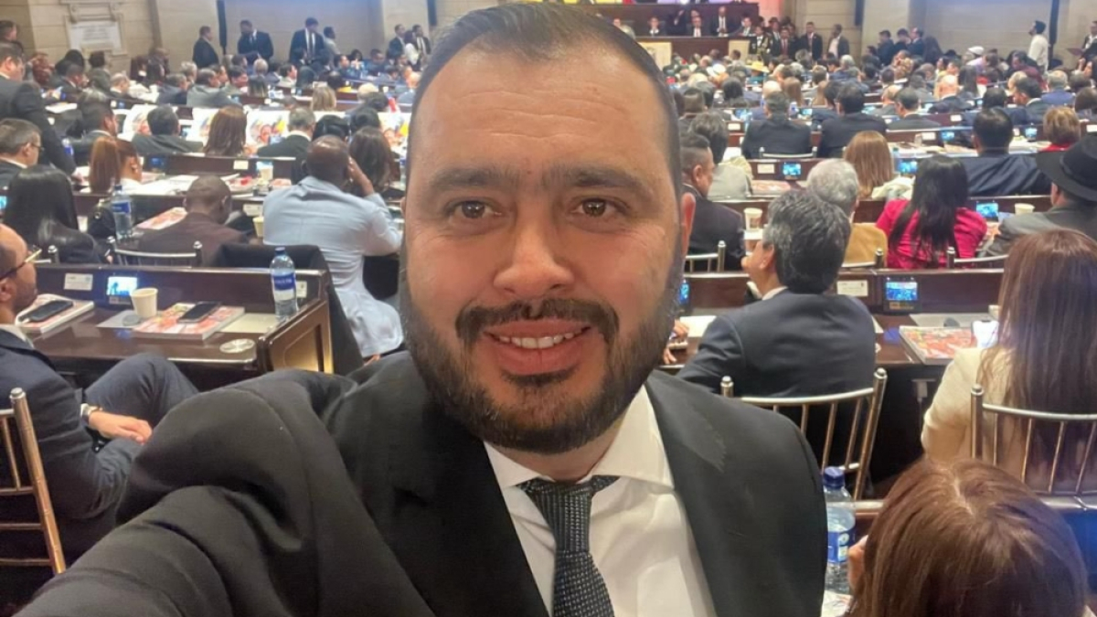 Él es Jairo Castellanos, senador de la Alianza Social Independiente (ASI). Dos de sus escoltas fueron asesinados este jueves.