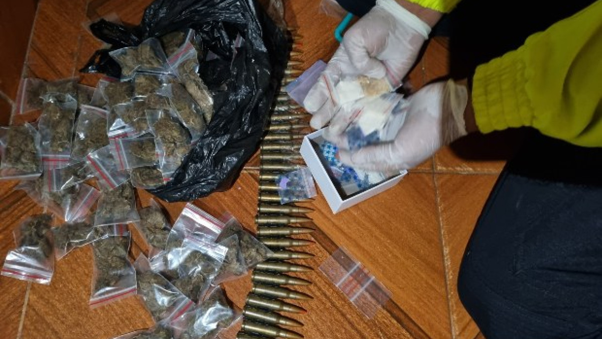 Durante los procedimientos, las autoridades lograron la incautación de 8 kilogramos de marihuana, 800 gramos de clorhidrato de cocaína, 40 pastillas de éxtasis, 68 cartuchos calibre 7.62 eslabonados.