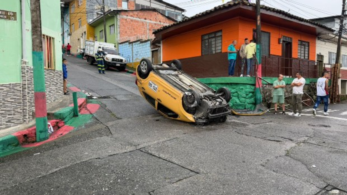 LA PATRIA conoció que en el taxi iban dos personas. Se impuso una orden de comparendo por estacionar en sitios prohibidos y a este automotor le figura una multa por foto detección de $1 millón 310 mil, del 21 de mayo del año pasado, por pasar semáforo en rojo.