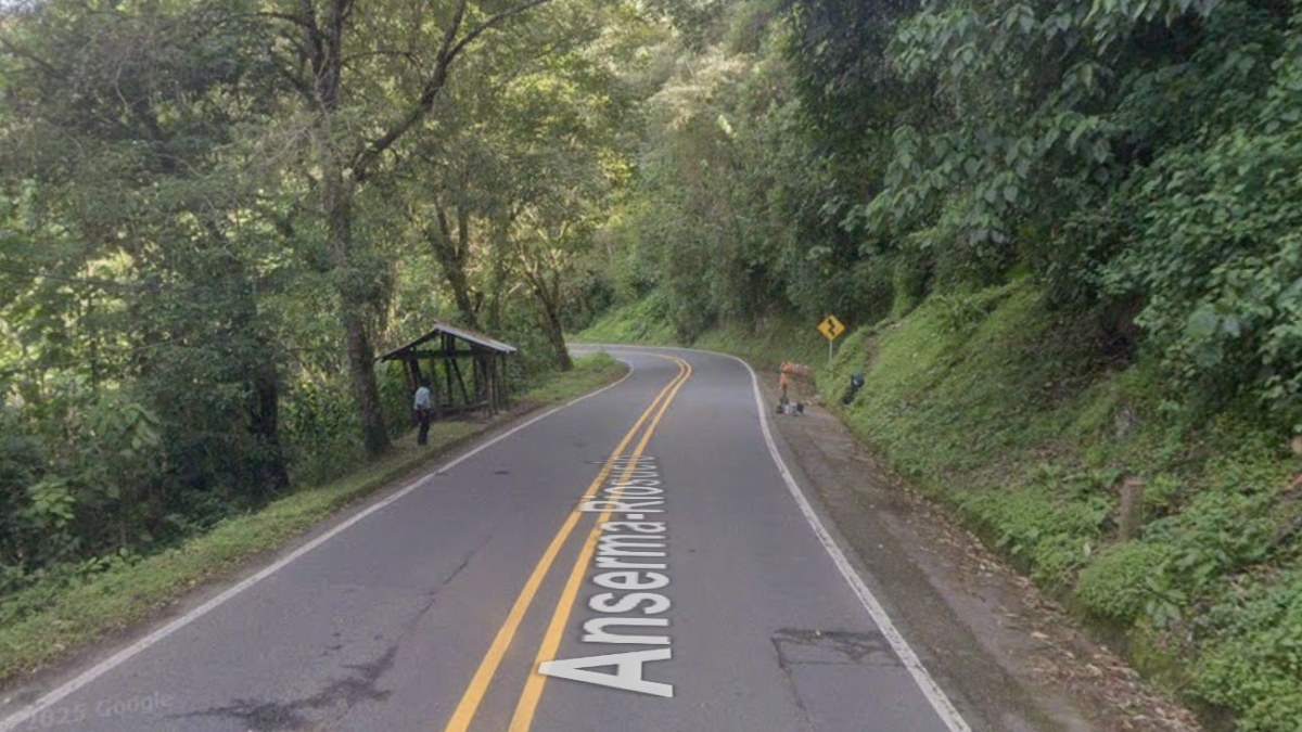 Versiones preliminares señalan que el joven descendía por la vía y chocó contra el carro 