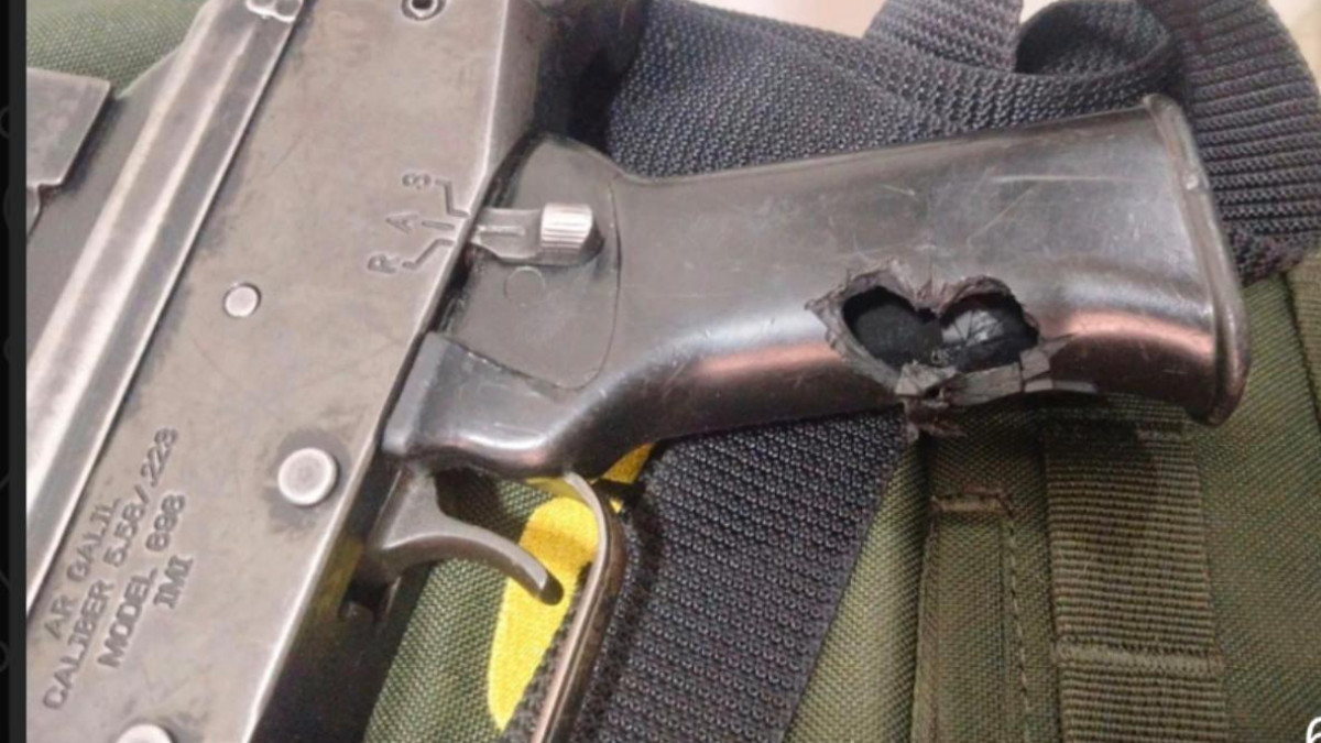 Los tiros eran centrados y a un proyectil le desvió la velocidad la empuñadura del fusil.