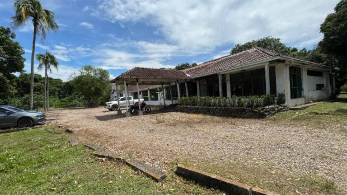 Foto I Cortesía U. de Caldas I LA PATRIA  Esta casa perteneció al segundo al mando del cartel de Medellín, en los años 70 y 80. La vivienda, considerada en pleno deterioro, será reemplazada por espacios universitarios.