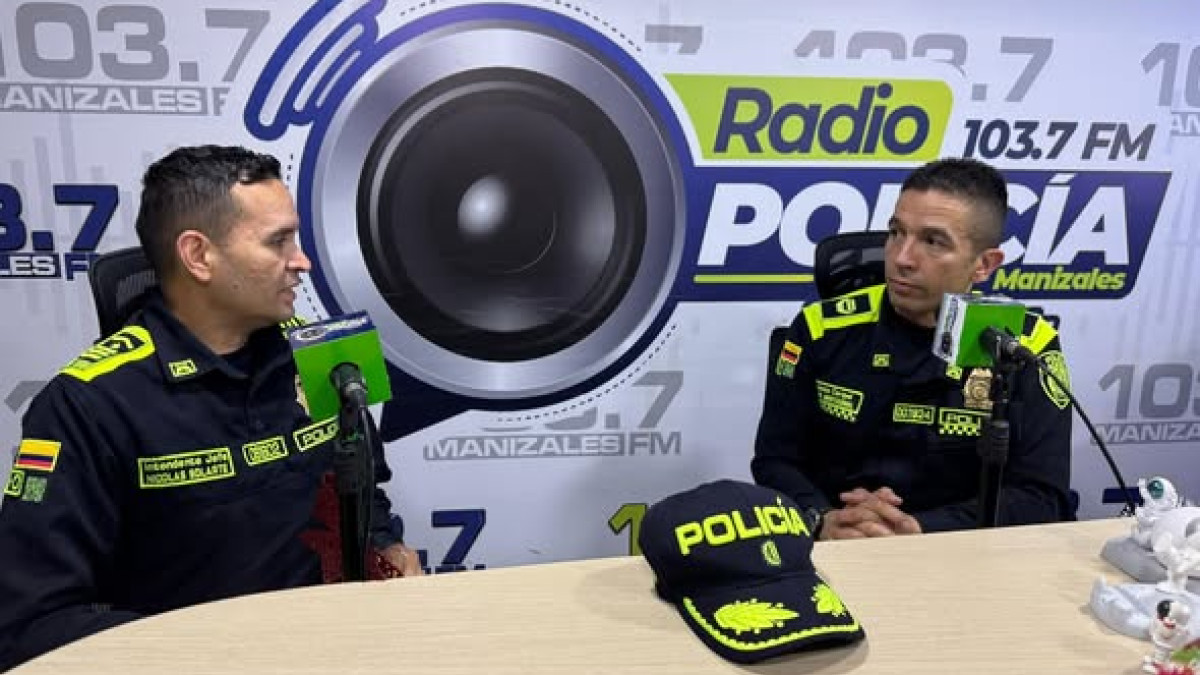 El teniente coronel César Alberto Aristizábal Riascos (derecha), comandante encargado de la Policía Metropolitana de Manizales, en la emisora de la institución.