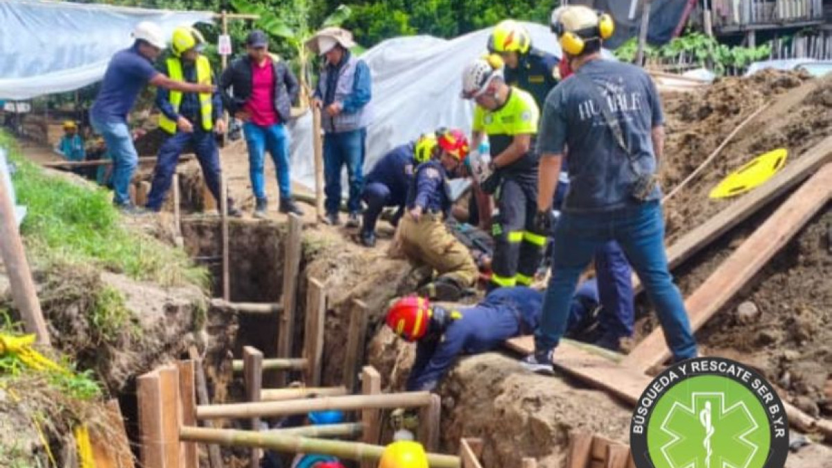 "Apuntalaban las paredes de la zanja, una colapsó y atrapó a los dos trabajadores. Bomberos y ByR acudimos".
