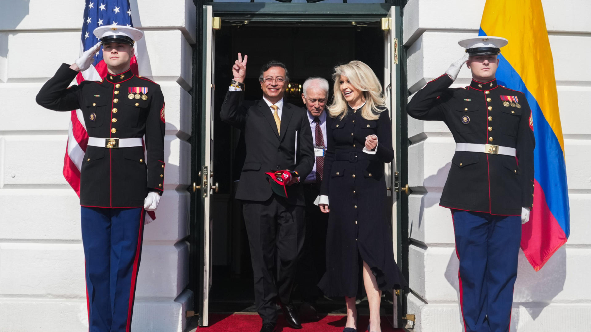 Gustavo Petro (i), sale de la Casa Blanca tras una reunión con su homólogo de Estados Unidos, Donald Trump, este martes en Washington (EE. UU.).