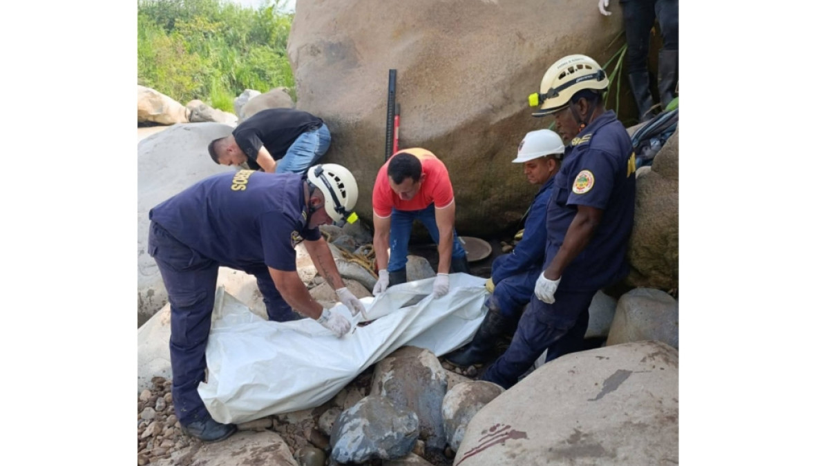 Bomberos adelantó el rescate de la víctima. Fotos de Bomberos.