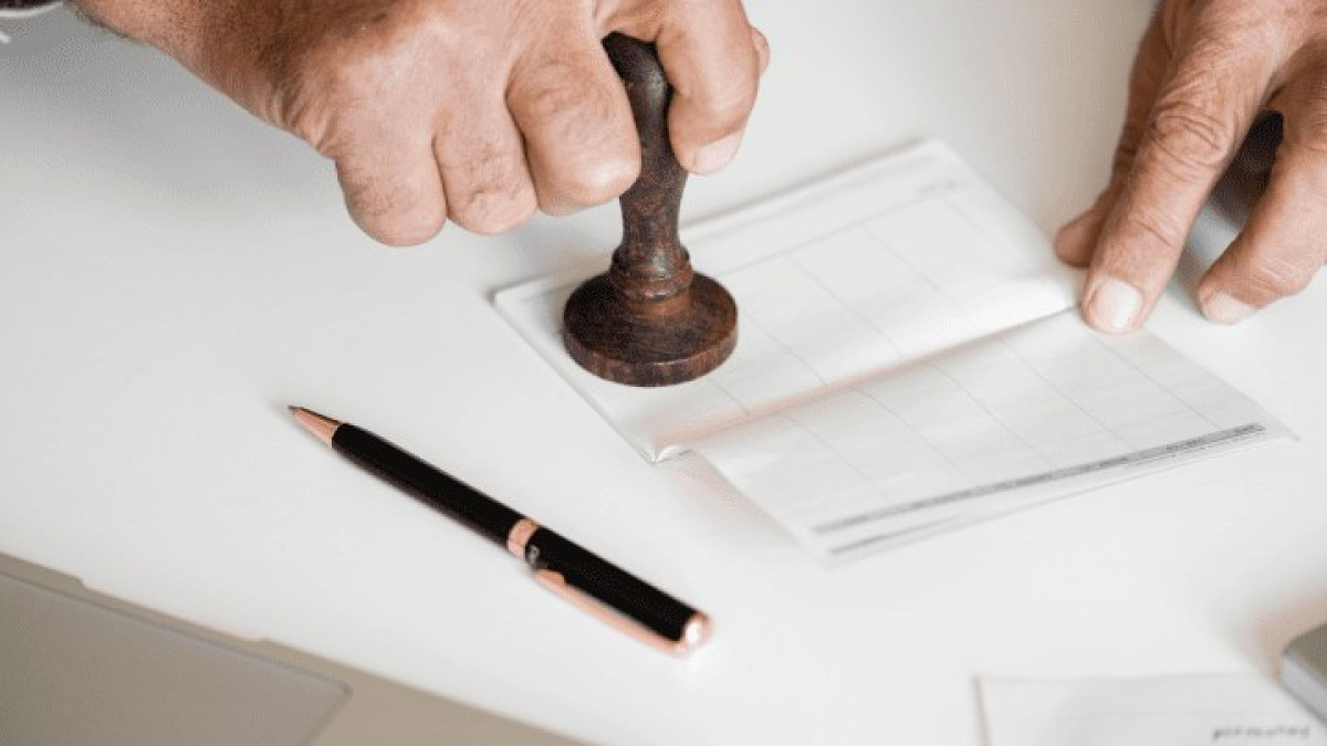 . La escritura, que contenía información falsa, ingresó a la Oficina de Registro de Documentos Públicos y produjo efectos jurídicos. Esto indujo al error además al registrador de Instrumentos.