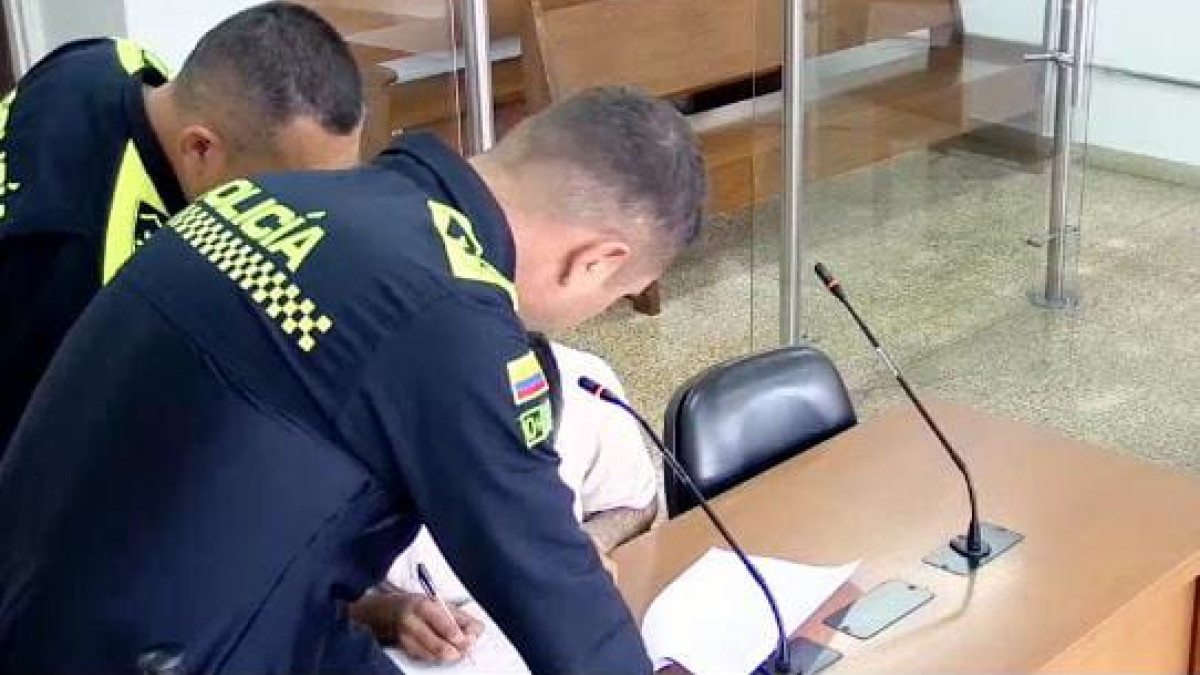 El sujeto(blanco) firma la no aceptación de cargos.