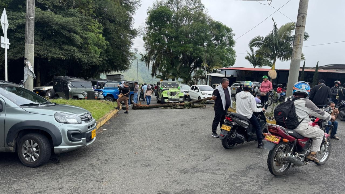 Transportadores denuncian supuestos abusos de una empresa en Caldas. La organización decidió no pronunciarse aún. 30 camperos bloquean el acceso a un municipio.