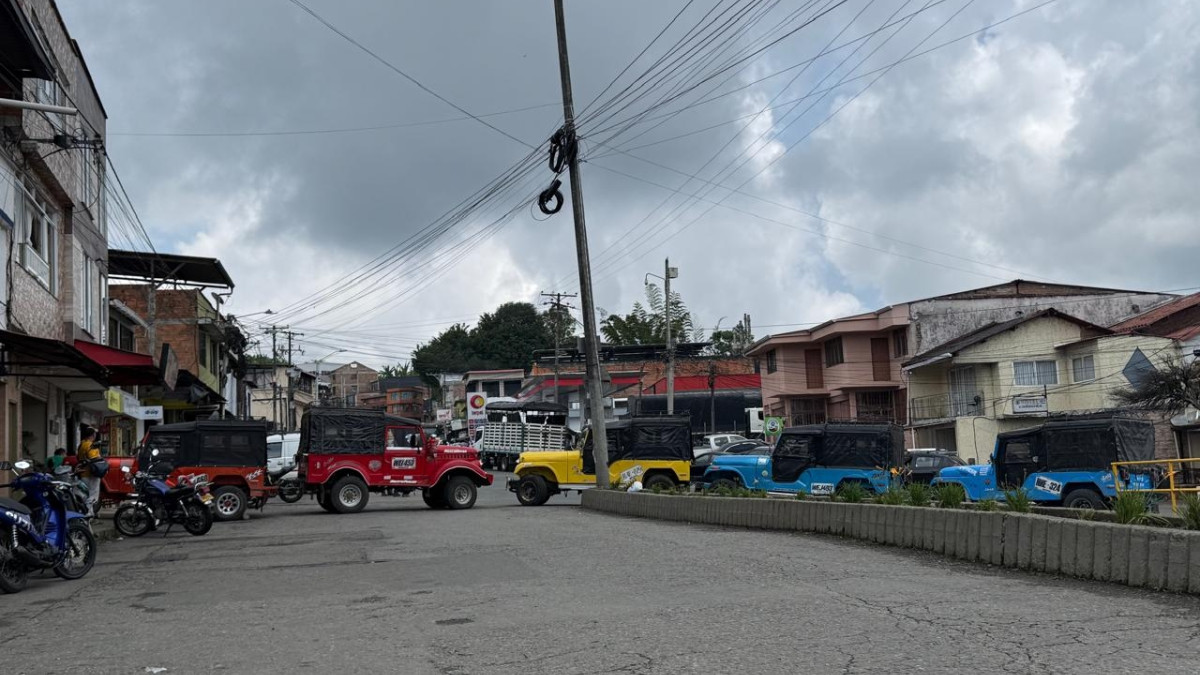 Conductores mantienen aislado un municipio de Caldas. Denuncian supuestos abusos de la cooperativa de transporte a la que están afiliados. El bloqueo se inició el martes (24 de marzo).