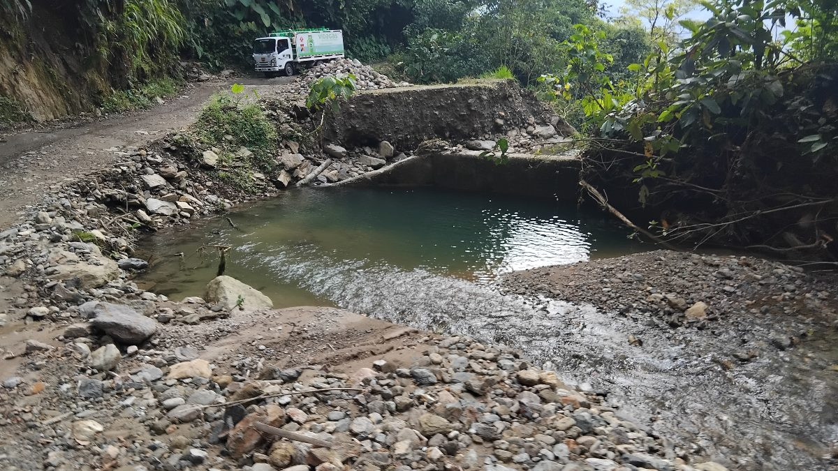Una vía entre Caldas y Antioquia tiene cuatro pasos en estado crítico. El río arrasó con un puente. En imágenes, el deterioro de la ruta.