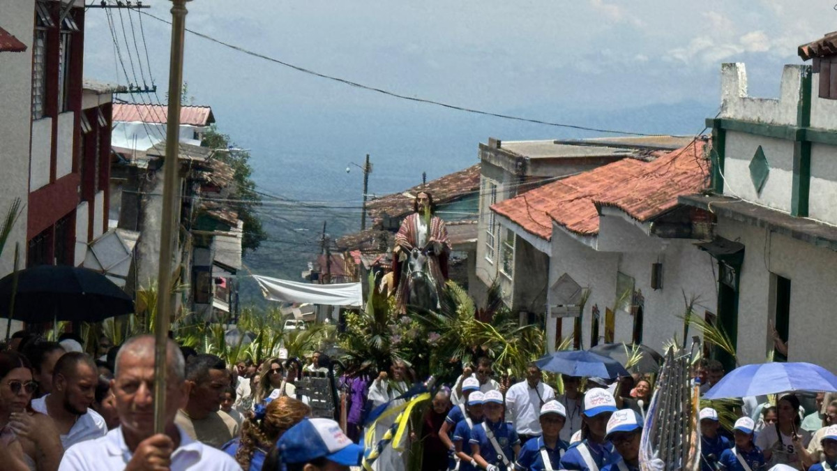 Con la procesión del Domingo de Ramos en tres parroquias urbanas de la Abuela de Caldas y vistas privilegiadas, se inició la Semana Santa.