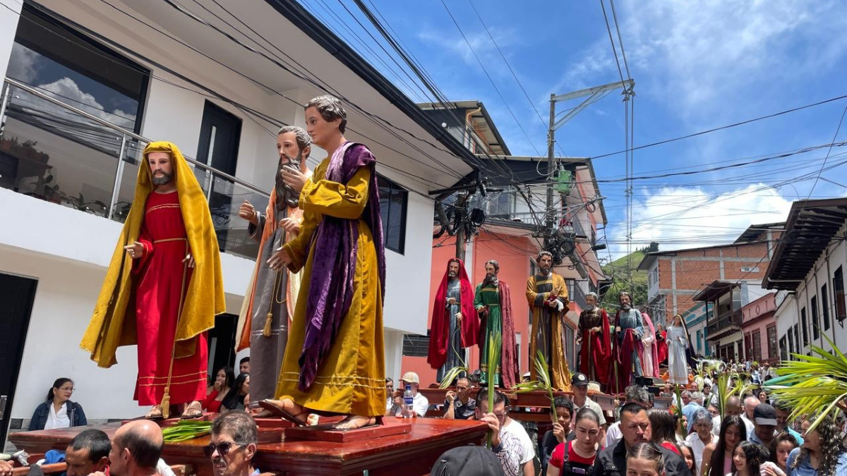 Bajo un radiante sol, cientos de católicos caminaron en la procesión del Domingo de Ramos en este municipio del Norte de Caldas.