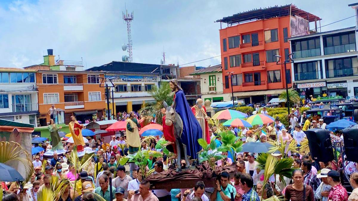 Cerca de cinco mil personas aprovecharon el día soleado para iniciar la Semana Santa en un municipio del oriente de Caldas.