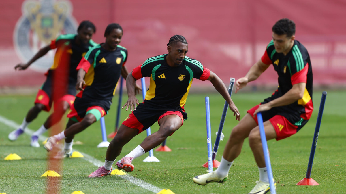 Jugadores de la selección de Jamaica participan en un entrenamiento este lunes, en la ciudad de Guadalajara (México). La selección de Jamaica entrenó en condiciones de calor y sus jugadores se declararon listos para soportar el sol y salir adelante ante la República Democrática del Congo, por el boleto a la Copa Mundial.