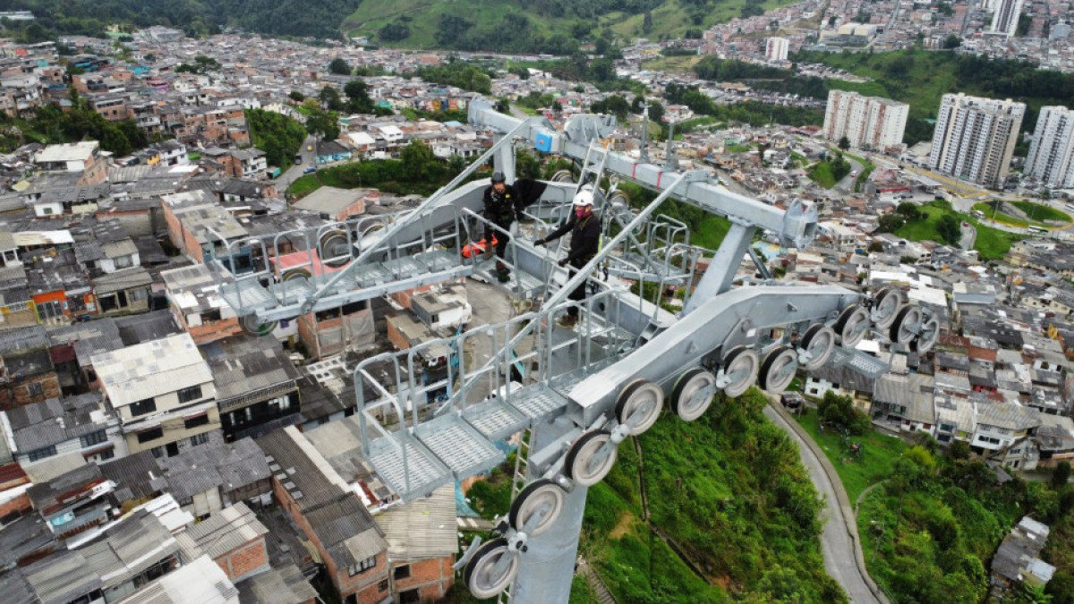 Obras en las alturas y jornada estudiantil: conozca las razones por las que suspenden la línea 3 del cable aéreo de Manizales en temporada alta de Semana Santa. En la foto, los trabajos de conexión del cable guía en el trayecto entre las estaciones Los Cámbulos y Fátima, en marzo del 2025.
